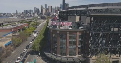Seattle businesses offer discounts for Canadian visitors during Mariners-Blue Jays series